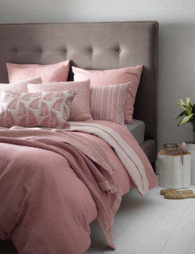 quarto-decorado-com-cinza-e-rosa